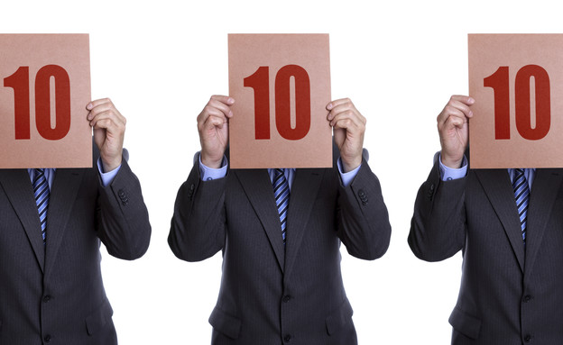 שלושה אנשים מרימים שלטים עם הציון 10 (אילוסטרציה: BrianAJackson, Thinkstock)