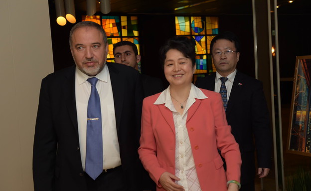 שגרירת סין בישראל ואביגדור ליברמן  (צילום: ישראל הדרי)