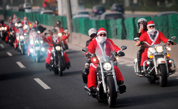 סנטה קלאוס בדרך לסין (צילום: רויטרס)