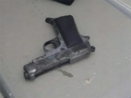 האקדח שנמצא ברשות העבריין (צילום: דוברות מרחב לכיש)
