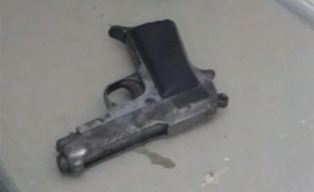 האקדח שנמצא ברשות העבריין (צילום: דוברות מרחב לכיש)
