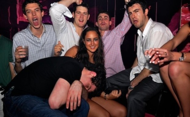 שיכורים במסיבה (צילום: elitedaily.com / buzzfeed.com)