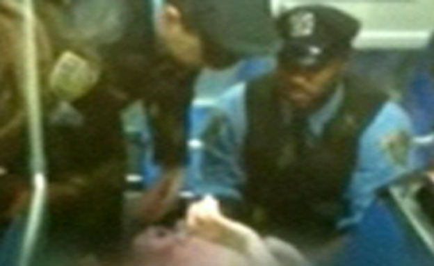 השוטרים מיילדים את האישה ברכבת (צילום: AP)