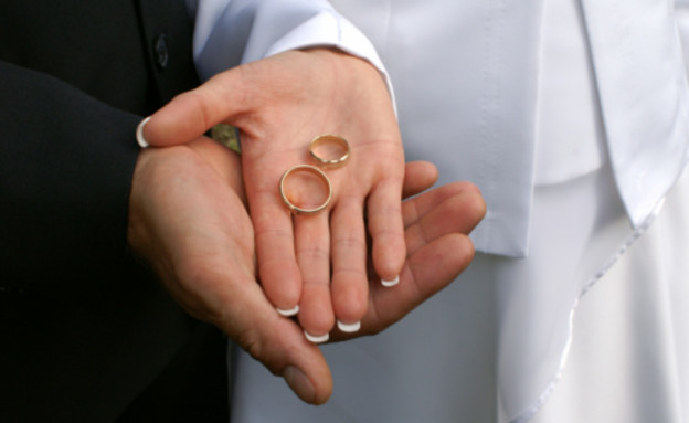 זוג מחזיק טבעות נישואים (צילום: אימג'בנק / Thinkstock)
