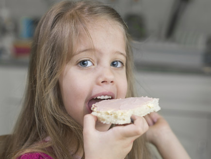 ילדה אוכלת כריך (צילום: אימג'בנק / Thinkstock)