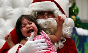 ילדה בוכה על סנטה קלאוס (צילום: טוויטר)