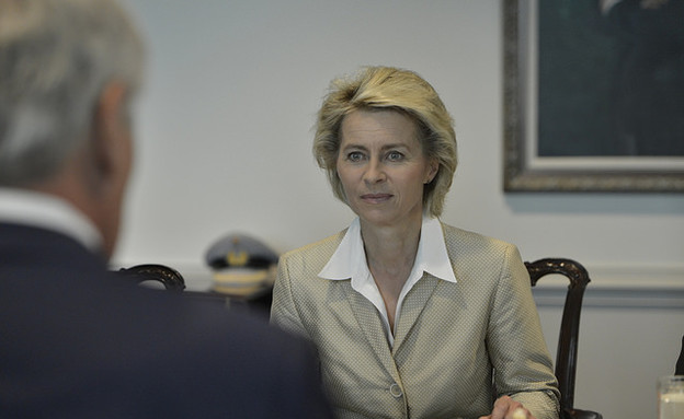אורסולה פון-דר-לאיין, שרת הביטחון של גרמניה (צילום: Glenn Fawcett for US DoD and Chuck Hagel)