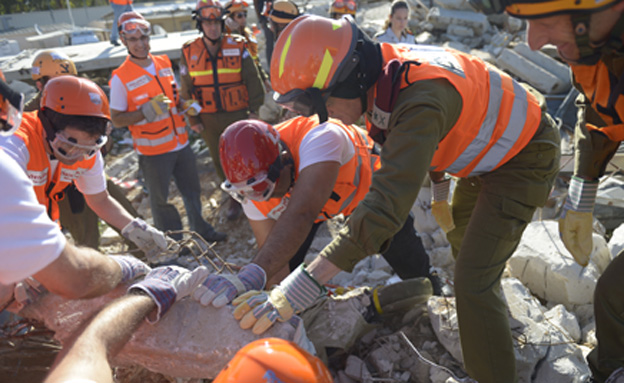 הרמטכ"ל בין ההריסות (צילום: דו"צ)