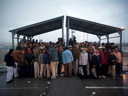 פועלים פלסטיניים מחכים להסעה לאחר יום עבודה בישראל (צילום: ap)