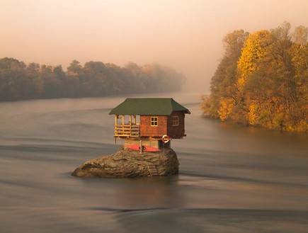 Lonely Little House, River Dirna, Western Serbia (צילום: www.boredpanda.com)