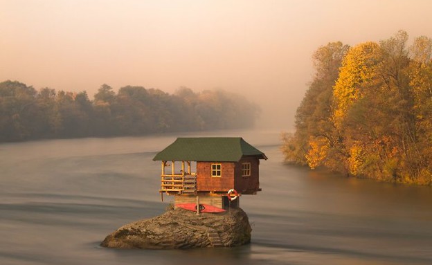 Lonely Little House, River Dirna, Western Serbia (צילום: www.boredpanda.com)