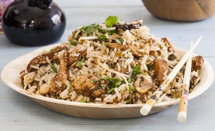 אורז מוקפץ עם עוף ופטריות (צילום: אסף אמברם, mako אוכל)