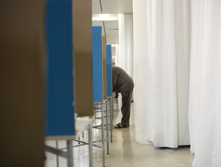 חבר ליכוד מצביע בפריימריז. 31 בדצמבר 2014 (צילום: ap)