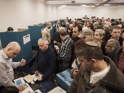 תור להצבעה בפריימריז בליכוד בתל אביב. 31 בדצמבר 2014 (צילום: ap)