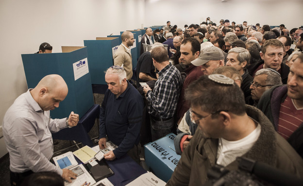 תור להצבעה בפריימריז בליכוד בתל אביב. 31 בדצמבר 2014 (צילום: ap)