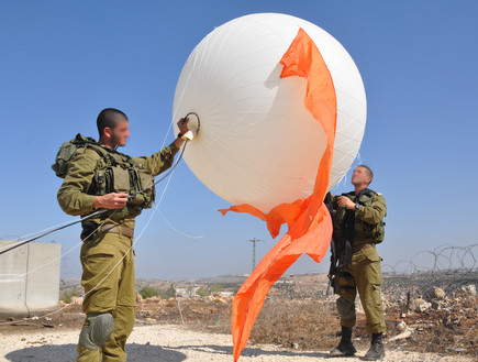 בלון תפציות ראשון באיוש (צילום: דובר צה