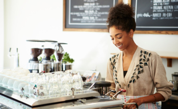 אישה צעירה עובדת בבית קפה. אילוסטרציה (אילוסטרציה: monkeybusinessimages, Thinkstock)