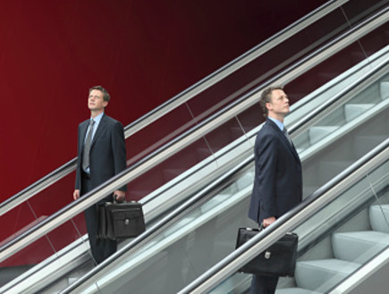 אנשי עסקים עולים במדרגות