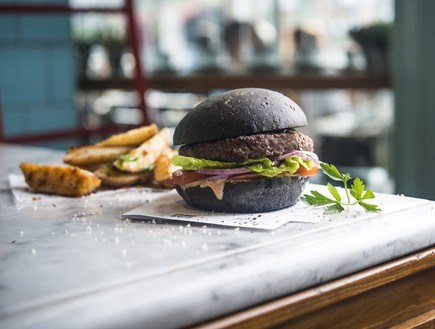 המבורגר שחור ברד סטורי (צילום: בן יוסטר,  יחסי ציבור )