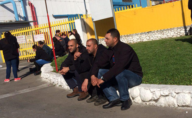 העובדים שהתברצו בפתח המפעל (צילום: חדשות 2)