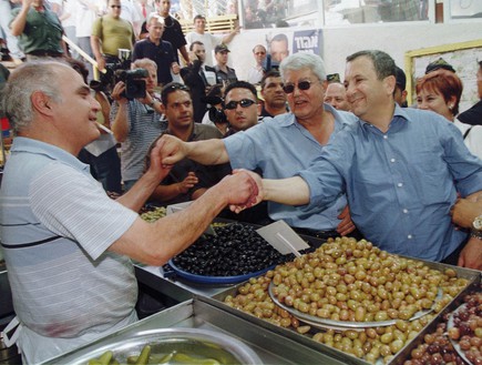 דוד לוי ואהוד ברק בביקור בשוק בחיפה, 1999 (צילום: ap)