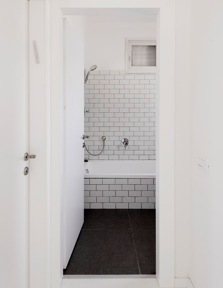 דלית לילינטל, חדר רחצה שחור לבן (צילום: גדעון לוין)