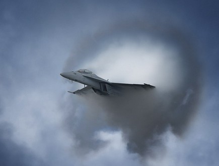 F18 חוצה את מהירות הקול (צילום: דרק סיוסטה)