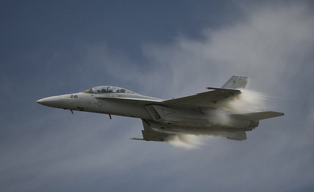 F18 חוצה את מהירות הקול (צילום: דרק סיוסטה)