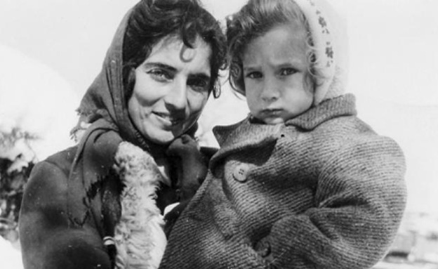 אם ובתה בשלג בגן שמואל (צילום: ארכיון גן שמואל, 1950, יעל לב)