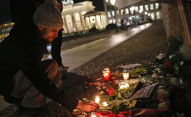 מדליקים נרות ברחבי אירופה לזכר ההרוגים (צילום: רויטרס)