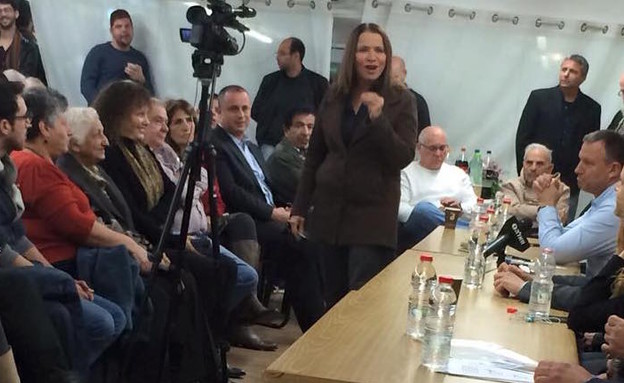 שלי יחימוביץ' באירוע של מפלגת העבודה ברמת השרון, ינואר 2015 (צילום: טל שניידר)
