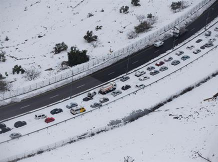 פקק תנועה בשלג בי-ם. לא יפריע למטה אשר/עכו (GettyImages) (צילום: ספורט 5)
