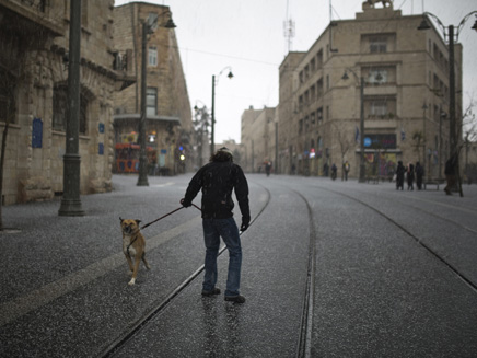 רחובות ירושלים מחכים להיצבע בלבן (צילום: רויטרס)
