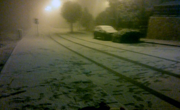 מרבד שלג לבן גם בנצרת (צילום: פוראת נסאר)