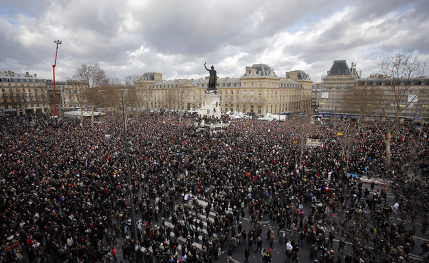 המונים בכיכר הרפובליקה (צילום: ap)