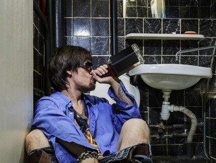 שיכור בשירותים (צילום: Thinkstock)