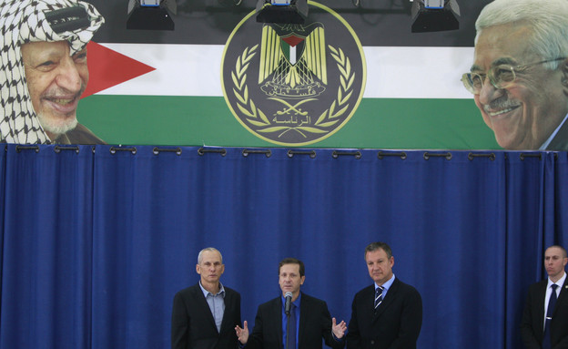 עמר בר-לב, יצחק הרצוג ואראל מרגלית במסיבת עיתונאים ברמאללה (צילום: ap)