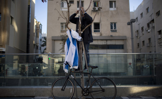 דגל ישראל באירועי הזכרון בצרפת (צילום: ap)