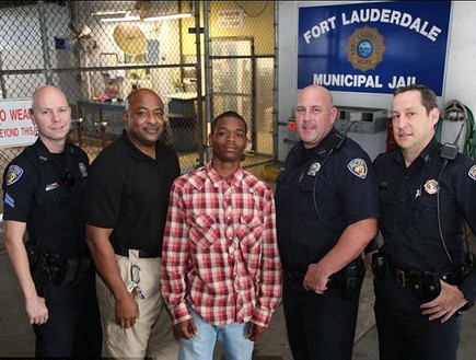 נער אזוק הציל שוטר (צילום: Fort Lauderdale Police Department)