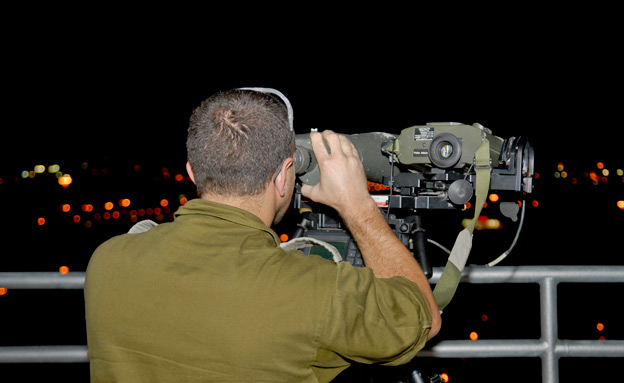 חייל שעוסק בתצפות (צילום: ארכיון)