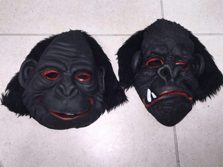 מה עושים 3 חשודים עם מסכות קוף לאור יום? (צילום: עזרי עמרם)