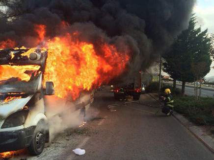 רכב ההסעות שעלה באש (צילום: דוברות כבאות ירושלים)