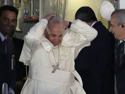 האפיפיור נוחת במנילה, היום (צילום: AP)