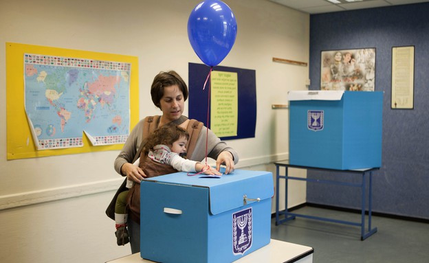 אישה מצביעה בקלפי בתל אביב בבחירות 2013 (צילום: ap)