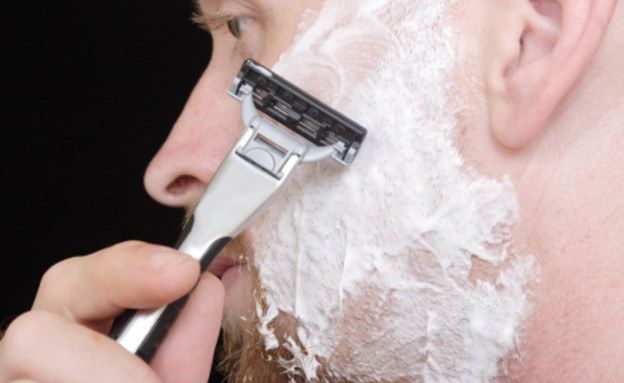 גבר מתגלח (צילום: אימג'בנק / Thinkstock)