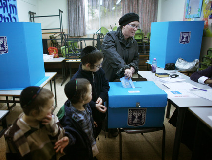 חרדית מצביעה בבחירות 2009 בבני ברק (צילום: אוריאל סיני, getty images)