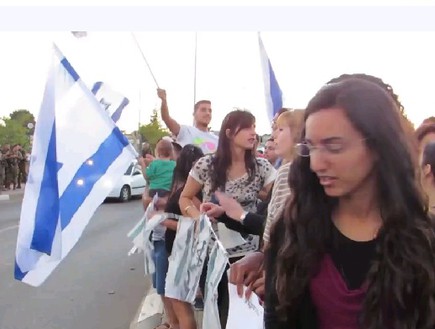 שירה מיסטריאל בהפגנה עם מיכאל בן ארי (תמונת AVI:  Photo by Flash90, פייסבוק)