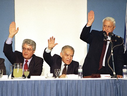 אריאל שרון, יצחק שמיר ודוד לוי בכנס מפלגת הליכוד  (צילום: ap)