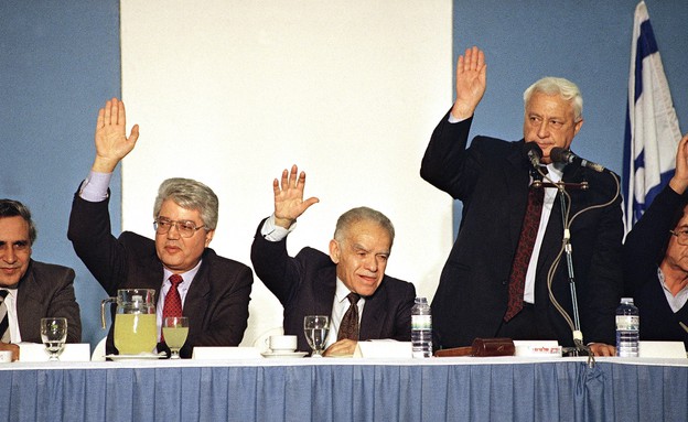 אריאל שרון, יצחק שמיר ודוד לוי בכנס מפלגת הליכוד  (צילום: ap)