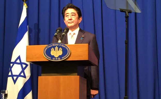 ראש ממשלת יפן, שינזו אבה, במסיבת עיתונאים בירושלים, 20 בינואר 2015 (צילום: טל שניידר)